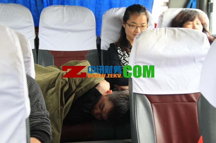 旅游大巴啟動(dòng)了